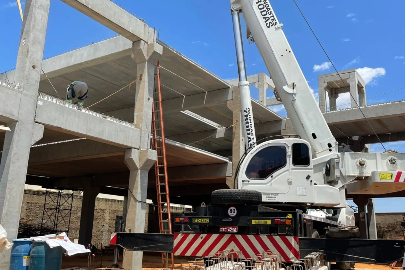 Estrutura de concreto do Colégio Adventista em execução