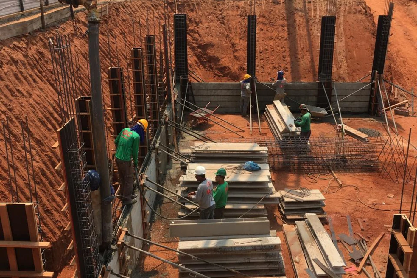 Fundação e estrutura inicial da obra Tendinha Lanches