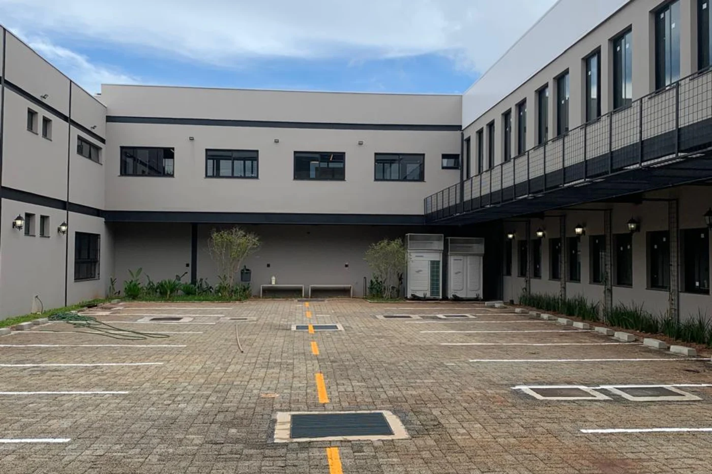Fachada da Galeria Pirâmide Boulevard