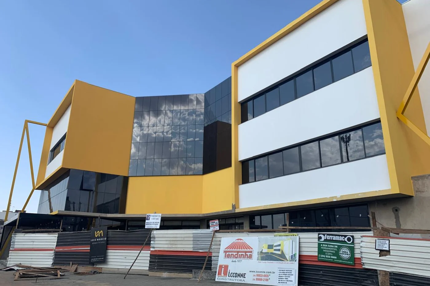 Fachada do edifício comercial Tendinha Lanches